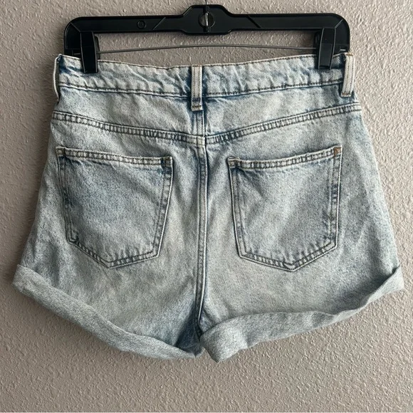 Pac Sun light wash 2.5” denim Mom short Jean shorts - Picture 2 of 7